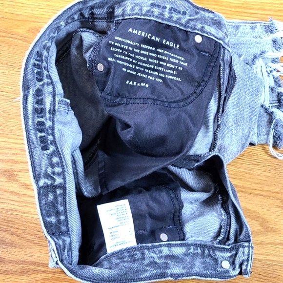 AMERICAN EAGLE 2x26 ACID WASH  GRAFITI DISTRESSED GIRLS ANKL CROPPED MOM JEANS - Picture 5 of 8